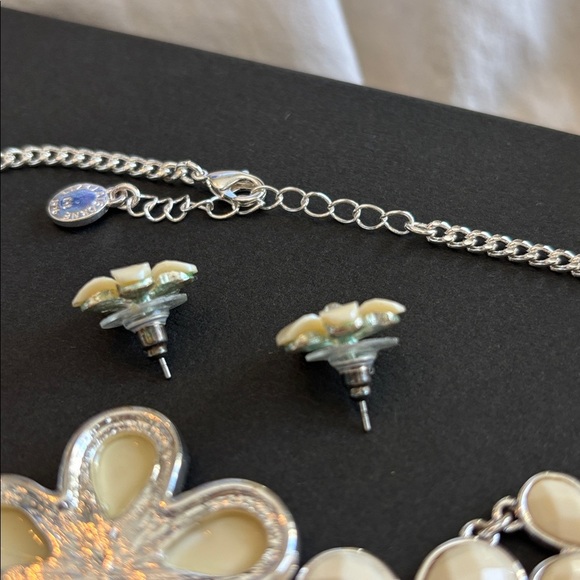 Liz Claibourne Silver toned White Facetted Flower Necklace and earrings set - Picture 8 of 12